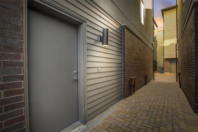 1702 S Lamar Blvd Unit 11