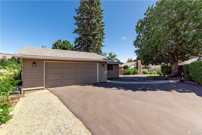 Photo - Amazing Views & Amazing 4 Bedroom/3 Bath H...