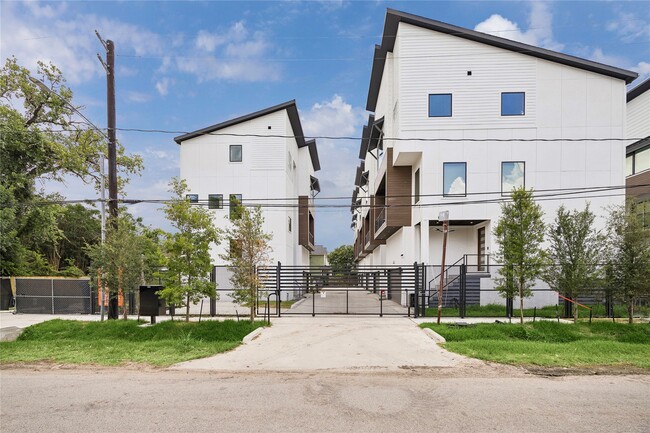 Building Photo - 1032 W 17th St