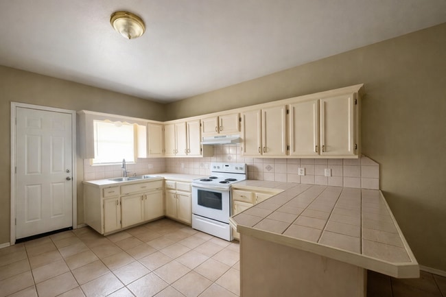 Building Photo - 3802 Clavel Rd Unit 2