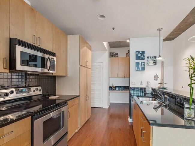 Photo - 923 Peachtree St NE Unidad Luxury Midtown Studio