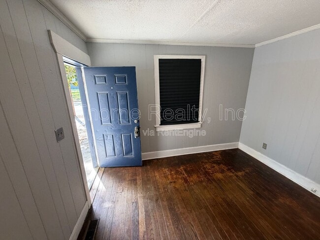 Photo - 905 Pender St