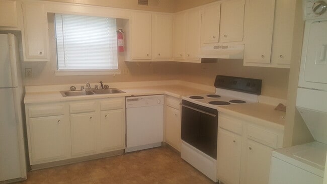 Photo - 661 Watson St