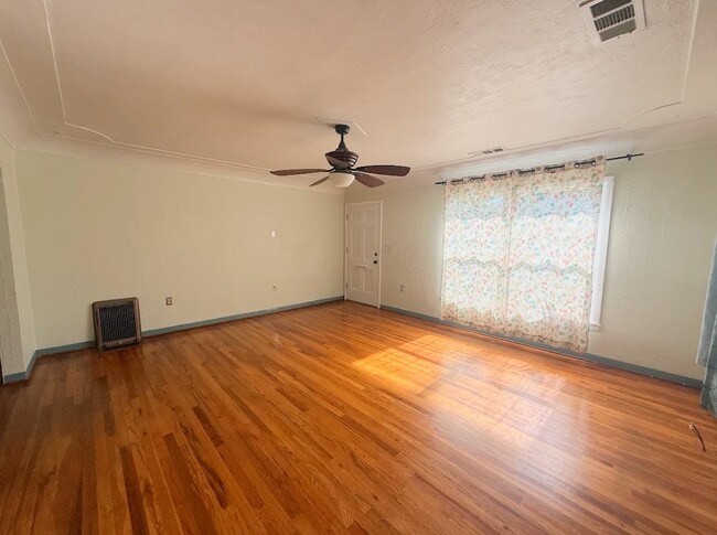 Photo - 3021 Oleander Ave