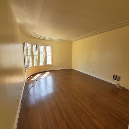 Building Photo - 1233 S Orange Grove Ave Unit Front upstairs Rental