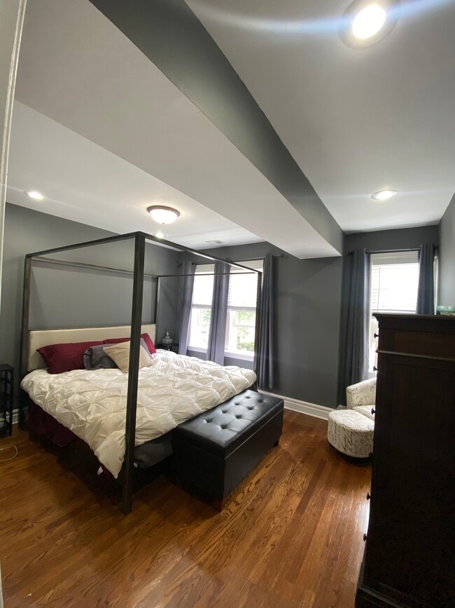 Master suite - 6309 N Albany Ave Unit 2A