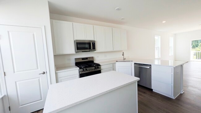 Photo - 525 Red Oak Cir