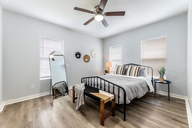 Photo - 2805 Isabella St