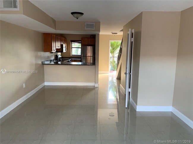 Building Photo - 2313 W 60th St Unit C206