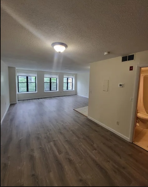 Las imágenes son muestras representativas de la unidad anunciada. Las unidades reales mostradas durante los recorridos pueden variar. - 1420 Boylston St Unidad E1