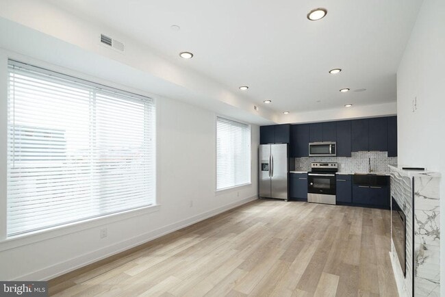 Building Photo - 2000 N Front St Unit 10