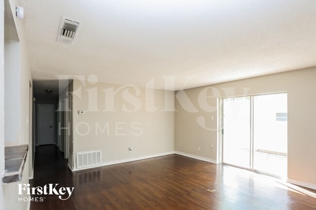 908 Wandering Way Dr
