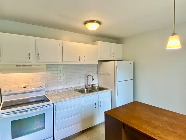 Building Photo - 2011 Viking Dr NW Unit 34 Rental