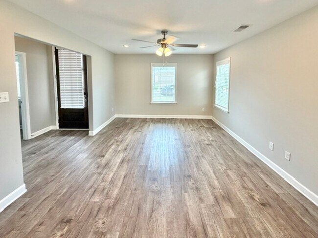 Photo - KimberlyDawnDr8880 Unit 1