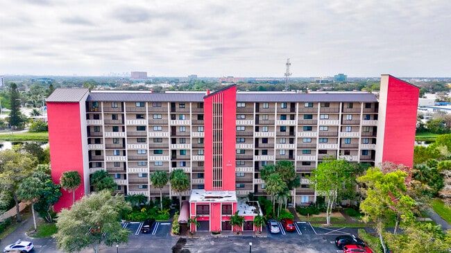 Building Photo - 2200 S Cypress Bend Dr Unit 702