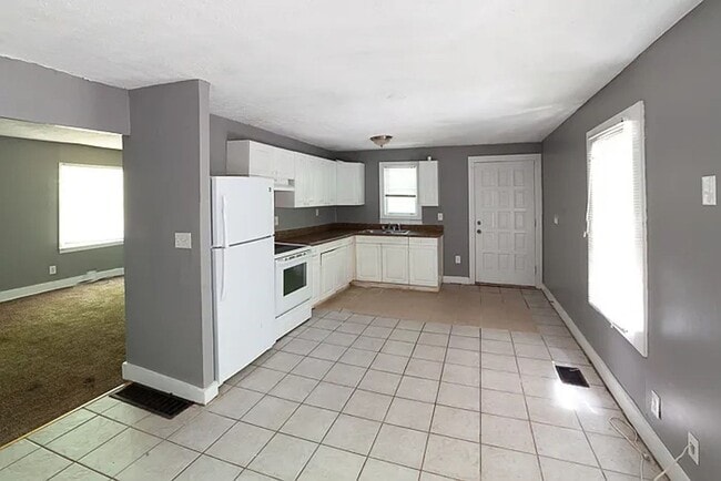 572 Alfred Rd NW