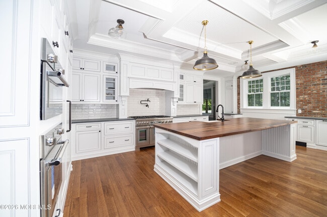 Photo - 200 Bridlemere Ave