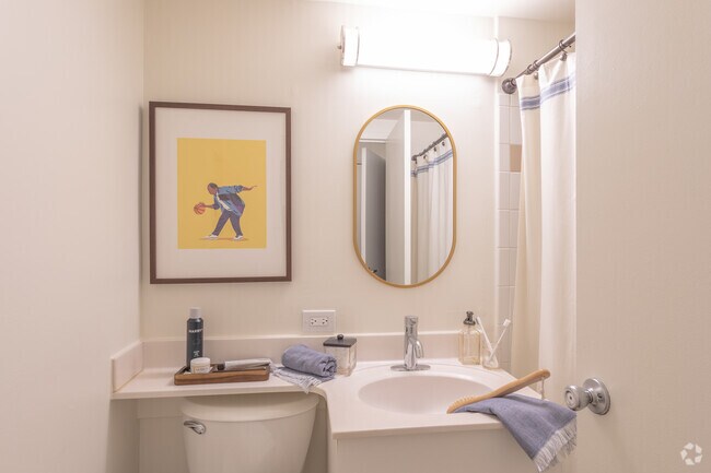 2BR, 2BA - 926 SF