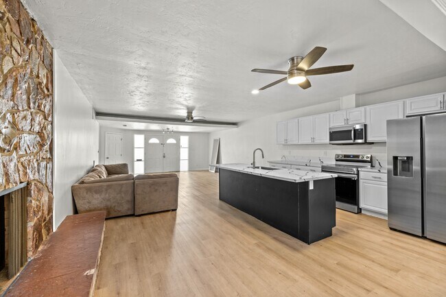5527 Dorothy Dr