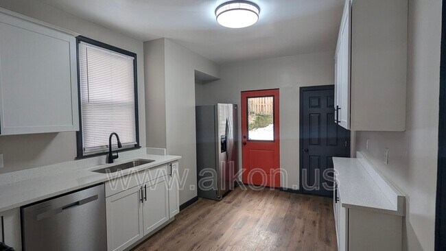 Photo - 916 Deely St