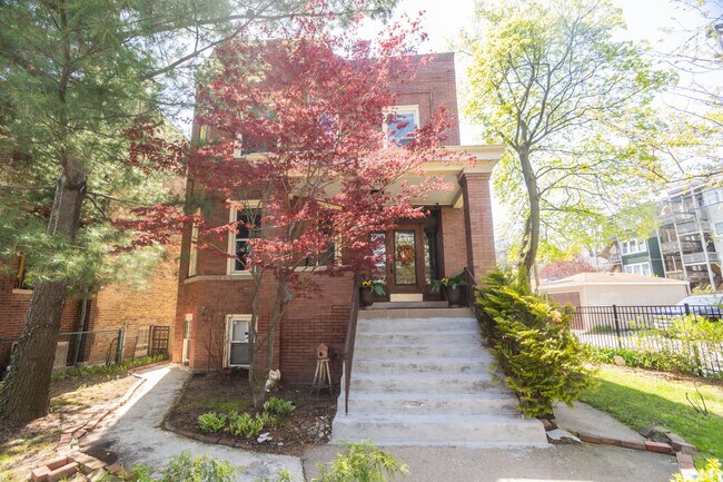 Building Photo - 2037 W Estes Ave Unit 2