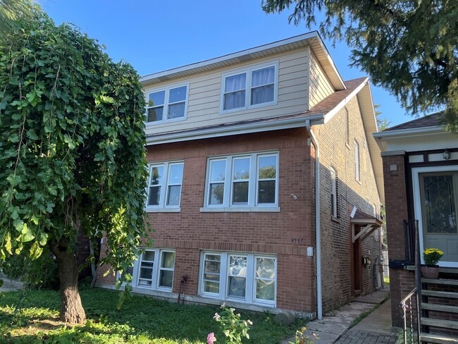 Building Photo - 4555 W Wellington Ave Unit 1 Rental