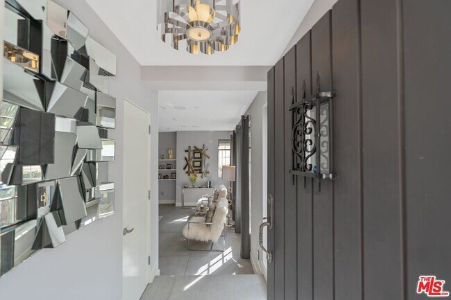 Photo - 1250 N Harper Ave Unidad 302