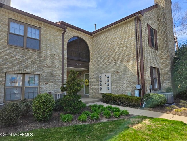 Building Photo - 912 Wellington Pl