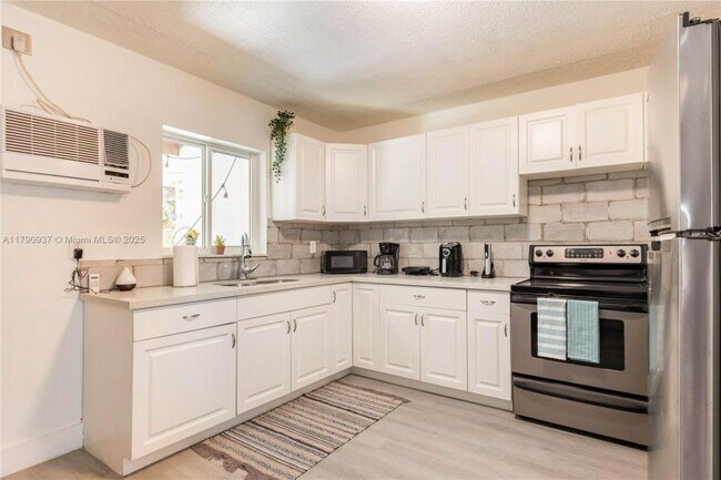 Building Photo - 2 bedroom in Dania Beach FL 33004 Rental