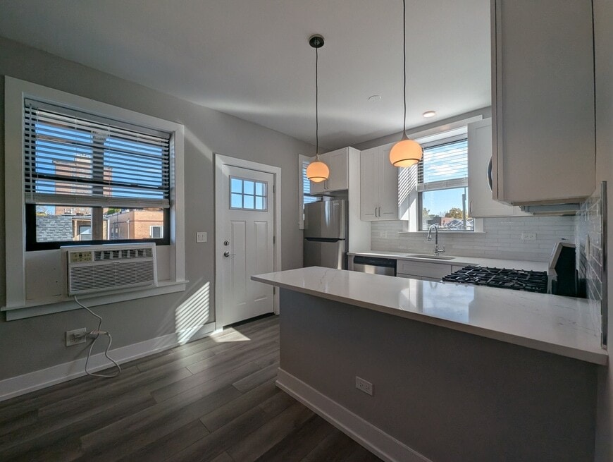Photo - 3902 N Janssen Ave (Chicago, IL)