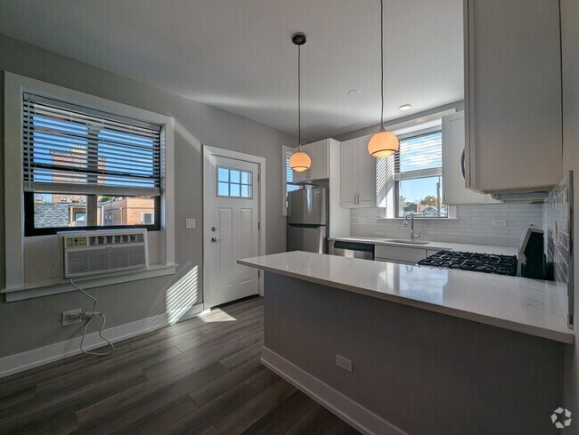 Building Photo - 3902 N Janssen Ave Unit 3 Rental