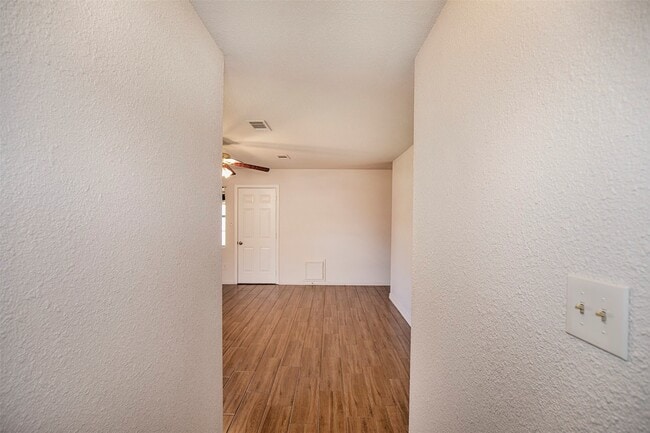 Photo - 4809 39th St E