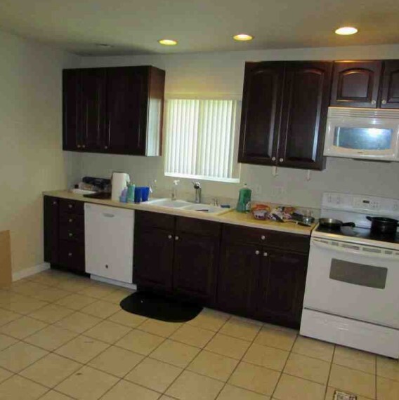 Building Photo - 711 S Poplar St Rental