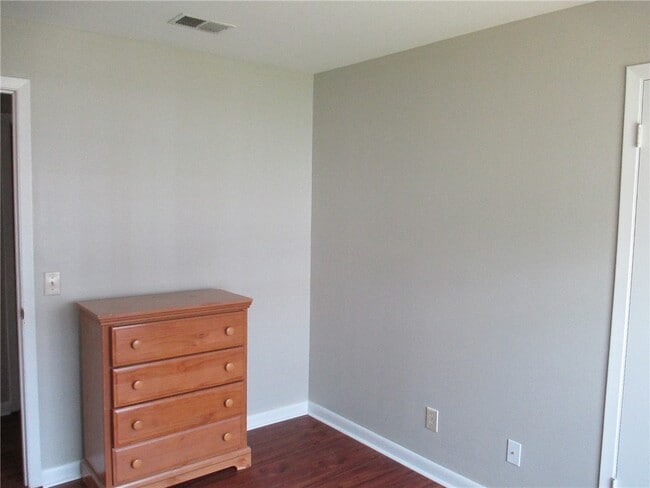 Building Photo - 220 Elm St Rental