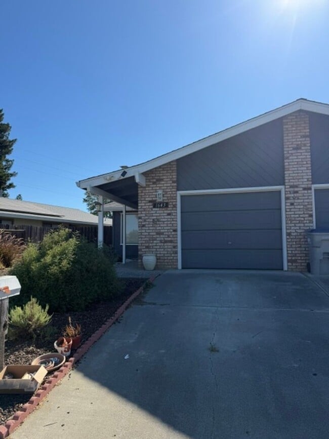 Building Photo - Charming 2 Bedroom, 1 Bath Home with Garage & Fireplace