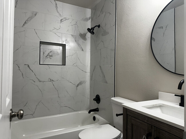 Photo - 557 NW Newton Dr