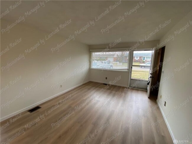 Photo - 563 Buttercup Ave