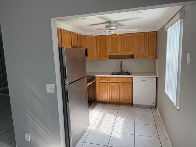 Building Photo - 116 Burgundy B Rental