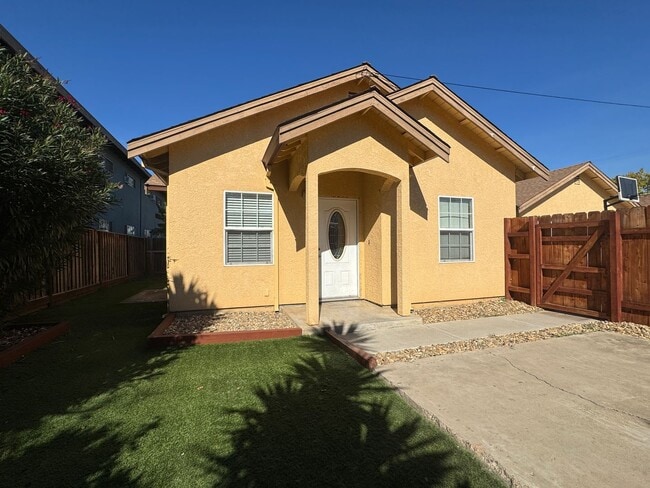 Building Photo - Newly Redone Charming 2 Bedroom!