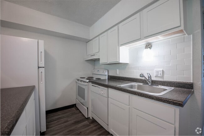 1BR, 1BA - 600SF - Kitchen