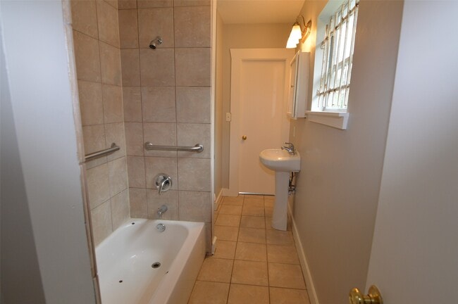 Photo - 2712 Holman St