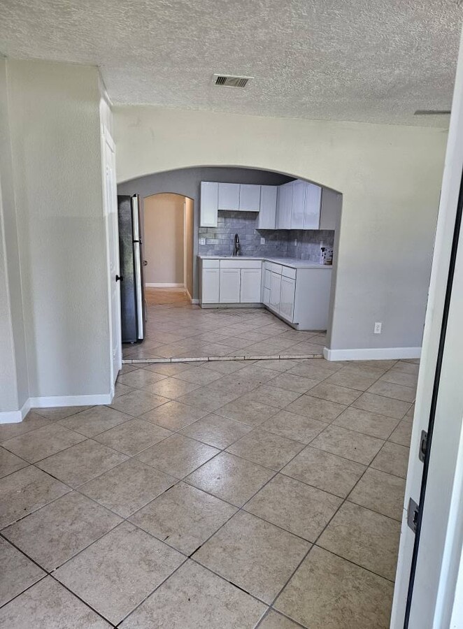 Photo - 1205 W Wrenway Ave