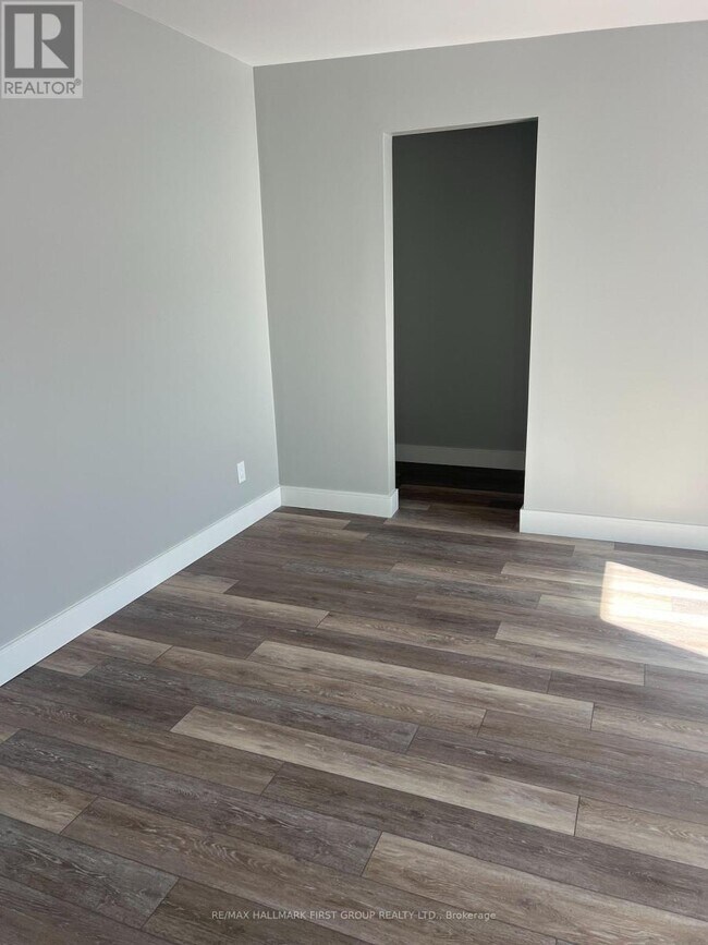 Photo - 3 Simcoe St S Unit 3