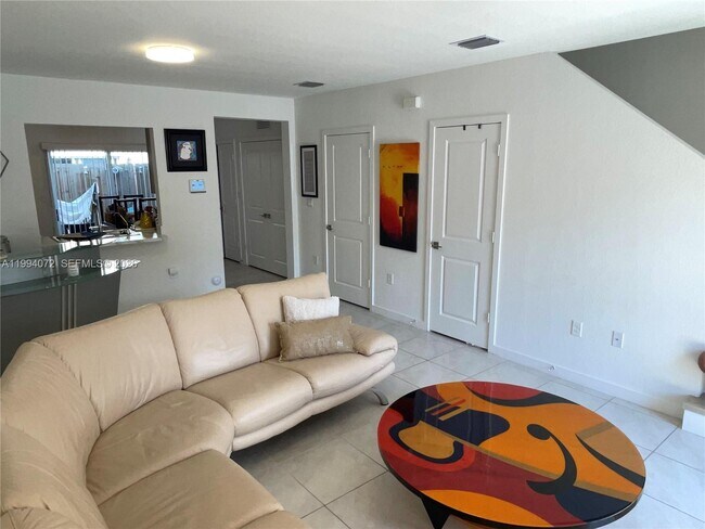 Photo - 456 NE 4th St