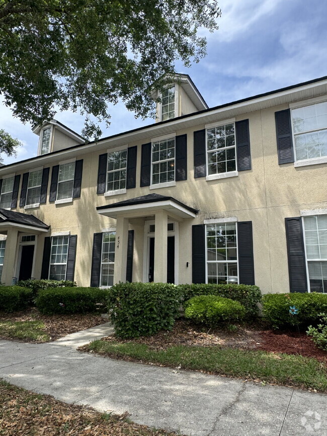 Building Photo - Modern 3-Bedroom Townhome with 2 car garage