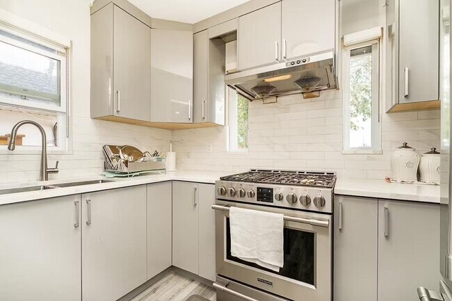 Photo - 11553-11583 83 Ave