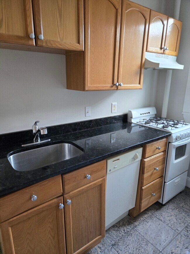 Building Photo - 177 Winthrop Rd Rental