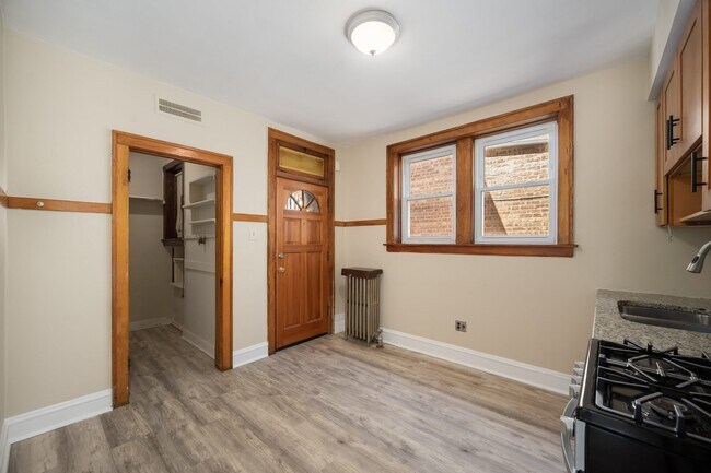 5434 W Wellington Ave Unit 1E