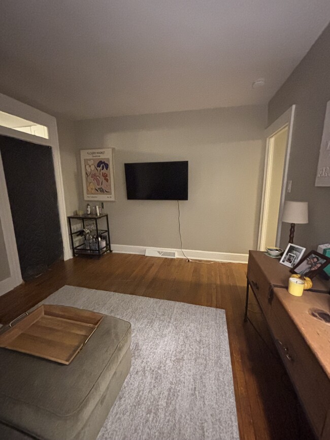 Photo - 152 E James St