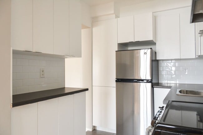 Building Photo - 4590 Chemin Queen Mary Unit 401